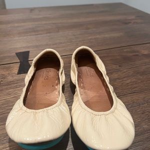 Tan patent tieks